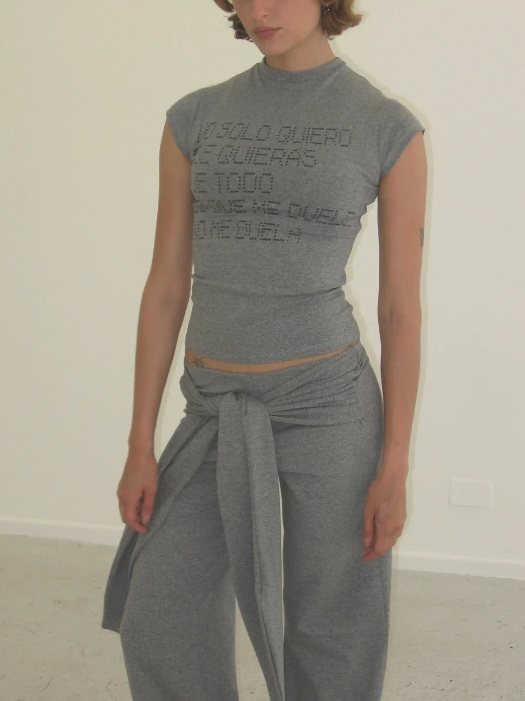 BABY TEE DOLOR - GREY - Image 3