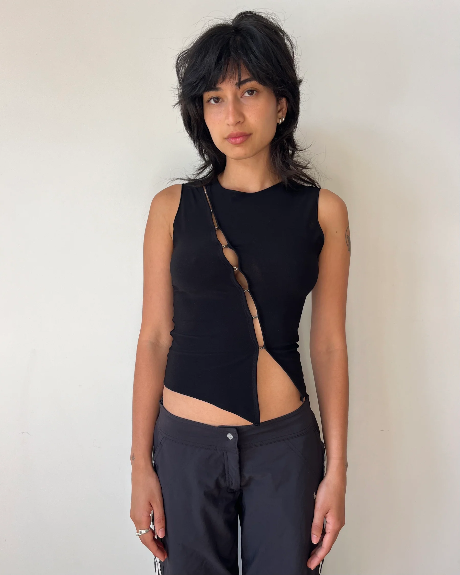 BLACK HOOK AND EYE TANK - Image 2