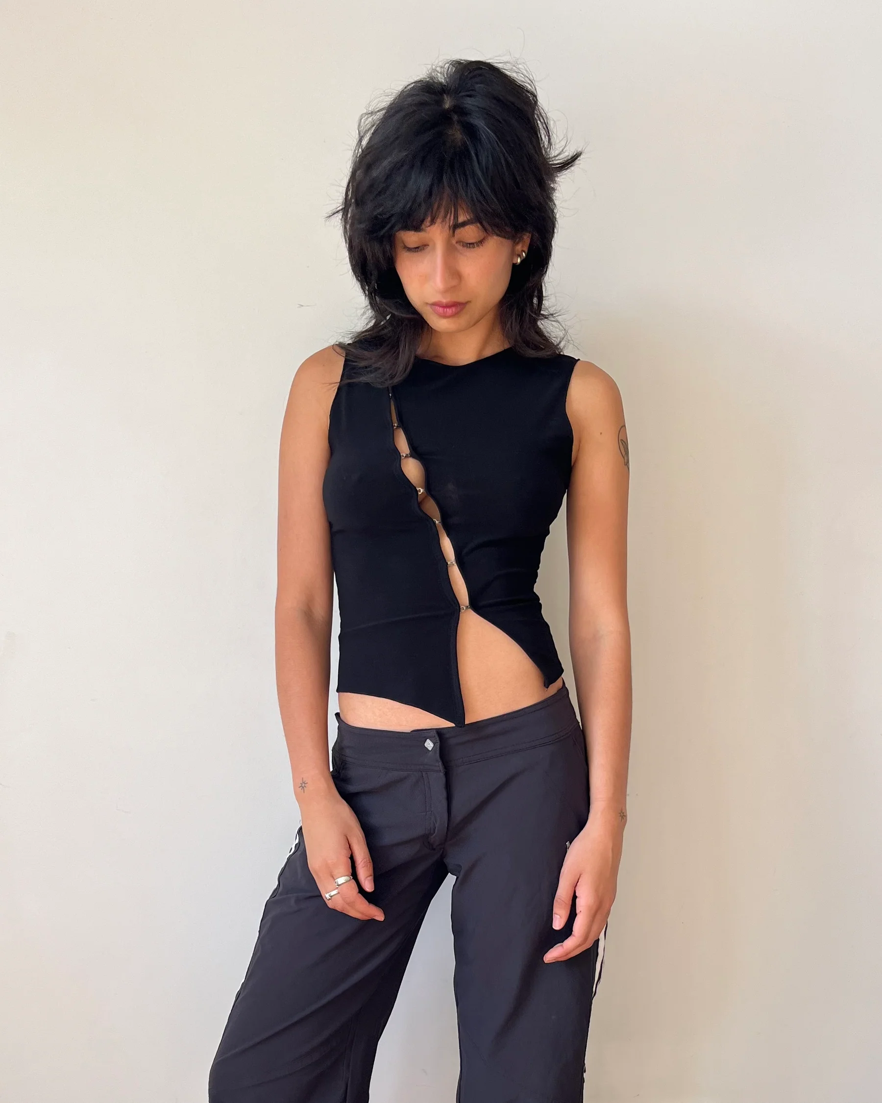 BLACK HOOK AND EYE TANK - Image 3
