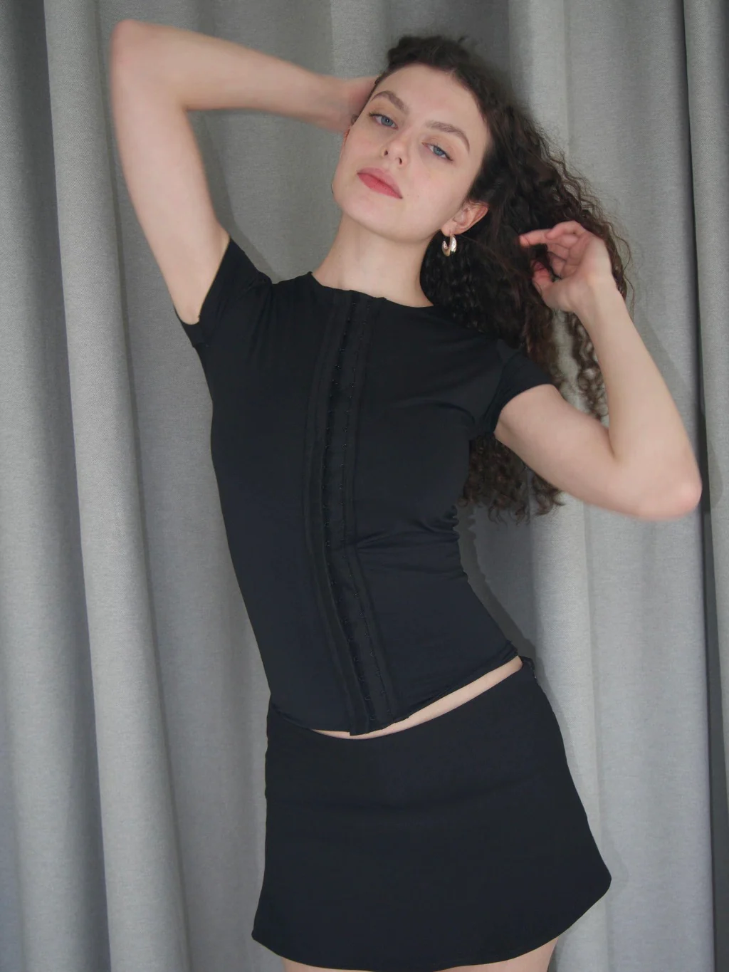 SHORT SLEEVE MULTI-HOOK TOP - BLACK - Image 4
